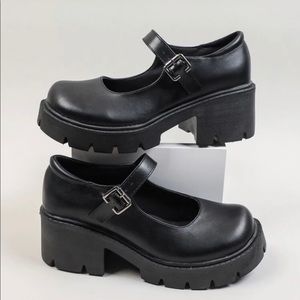 Minimalist chunky platform pumps